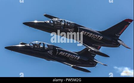 Die patrioten Jet Team führt Kunstflug Manöver während des Marine Corps Air Station Miramar Air Show 2017 auf der MCAS Miramar, Calif., Sept. 22. Das Thema für die Air Show ist "ein Gruß an Vietnam Veteranen" und verfügt über mehrere Aufführungen und zeigt die Anerkennung der Opfer von Vietnam Veteranen. "Die 2017 MCAS Miramar Air Show gibt der Öffentlichkeit und aktuelle Service Mitglieder Gelegenheit, Danke zu sagen zu den Veteranen des Vietnamkriegs", sagte Oberst Jason Woodworth, kommandierender Offizier der MCAS Miramar. "Unser Ziel ist es, die Veteranen, die das Land um Sie kümmert sich zu erinnern und wirklich Werte der Stockfoto