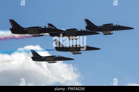 Die patrioten Jet Team führt Kunstflug Manöver während des Marine Corps Air Station Miramar Air Show 2017 an, MCAS Miramar, Calif., Sept. 22. Das Thema für die Air Show ist "ein Gruß an Vietnam Veteranen" und verfügt über mehrere Aufführungen und zeigt die Anerkennung der Opfer von Vietnam Veteranen. "Die 2017 MCAS Miramar Air Show gibt der Öffentlichkeit und aktuelle Service Mitglieder Gelegenheit, Danke zu sagen zu den Veteranen des Vietnamkriegs", sagte Oberst Jason Woodworth, kommandierender Offizier der MCAS Miramar. "Unser Ziel ist es, die Veteranen, die das Land um Sie kümmert sich zu erinnern und wirklich Werte der Stockfoto