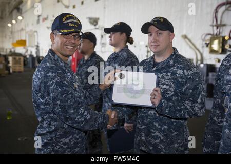 NORFOLK, Virginia (Sept. 22, 2017) Aviation Electronics Technician 1. Klasse Charles Fletcher, von Jacksonville, Fla., zugeordnet zu den USS Gerald R. Ford's (CVN 78) Aviation intermediate Instandhaltungsabteilung (Aimd), dargestellt mit einem Zitat von USS Harry S. Truman (CVN 75) Maintenance officer AIMD von Cmdr. Luis Rivera, Ford's AIMD maintenance Officer. Stockfoto