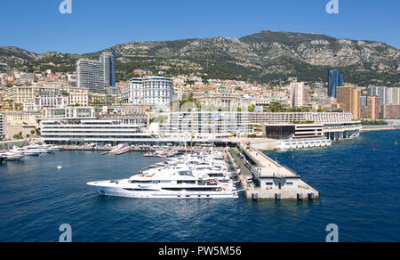 Monaco. 20 Apr, 2017. Monaco, Monte Carlo - 20. April 2017: Silversea Cruises, Silber Muse Start in Monaco. Yachtcharter, Segeln, Yachten, Yachten, Meer, Meer, MYS, Show, Kreuzfahrten, Ferienhäuser, Luxus, | Verwendung der weltweiten Kredit: dpa/Alamy leben Nachrichten Stockfoto