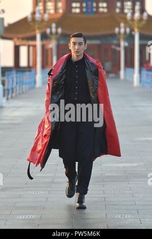 Qingdao, China Provinz Shandong. 12 Okt, 2018. Ein Modell präsentiert Kreationen während einer Mode Wettbewerb für Studenten in Qingdao, in der ostchinesischen Provinz Shandong, Okt. 12, 2018. Credit: Wang Haibin/Xinhua/Alamy leben Nachrichten Stockfoto