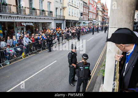Windsor, Großbritannien. 12. Oktober, 2018. Cllr John lenton, ehemaliger Bürgermeister des Royal Borough of Windsor und Maidenhead, beobachtet royal Fans sammeln in der Vorbereitung für die Beförderung Prozession der Hochzeit in St. George's Kapelle von Prinzessin Eugenie, Enkelin der Königin zu folgen, und ihr Freund von rund sieben Jahre, Jack Brooksbank. Credit: Mark Kerrison/Alamy leben Nachrichten Stockfoto