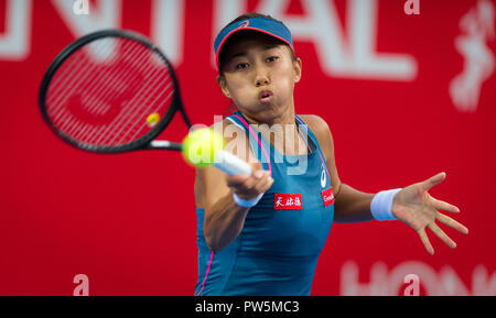 Hongkong, China. 12 Okt, 2018. SHUAI Zhang von China in Aktion gegen Daria Gavrilova von Australien während ihrer Viertelfinale am 2018 Prudential Hong Kong Tennis Open WTA International Tennis Turnier. Zhang gewann 6:1, 6:3. Quelle: AFP 7/ZUMA Draht/Alamy leben Nachrichten Stockfoto