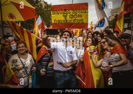 Barcelona, Spanien. 12. Oktober, 2018: Anti-separatistischen Katalanen eine selfie wie Sie März März durch die Innenstadt von Barcelona, als sie protestieren für die Unteilbarkeit der Spanien und gegen die katalanische Unabhängigkeitsbewegung auf Spaniens nationaler Tag unter dem Motto "Barcelona Garant für Hispanicity 'Credit: Matthias Oesterle/Alamy leben Nachrichten Stockfoto