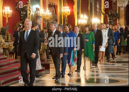 Madrid, Spanien. 12. Oktober, 2018. Spanischen Könige Felipe VI und Letizia Ortiz an einer Rezeption im Königlichen Palast während der als Dia de la Hispanidad, Spanischen Tag in Madrid bekannt, am Freitag Boutique-shop Oktober, 2018 Quelle: CORDON PRESSE/Alamy leben Nachrichten Stockfoto