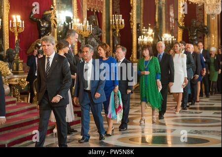 Madrid, Spanien. 12. Oktober, 2018. Spanischen Könige Felipe VI und Letizia Ortiz an einer Rezeption im Königlichen Palast während der als Dia de la Hispanidad, Spanischen Tag in Madrid bekannt, am Freitag Boutique-shop Oktober, 2018 Quelle: CORDON PRESSE/Alamy leben Nachrichten Stockfoto