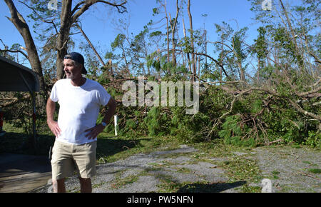 Panama City, USA. 11 Okt, 2018. 11. Oktober 2018, Deutschland, Panama City: Jeff Teplicek steht in der ehemaligen Straße in sein Haus, die durch umgestürzte Bäume nach dem Hurrikan Michael blockiert wurde. Credit: shabtai Gold/dpa/Alamy leben Nachrichten Stockfoto