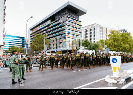 Madrid, Spanien - 12. Oktober 2018: Fallschirmjäger während des Spanischen Nationalen Armee Parade. Mehrere Soldaten in der Armee Parade für Spaniens nationaler Tag. König Philipp VI., Königin Letizia und der spanische Premierminister Pedro Sanchez den Vorsitz über die Parade. Juan Jimenez/Alamy leben Nachrichten Stockfoto