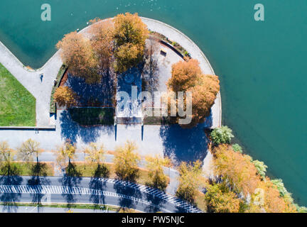 Hannover, Niedersachsen. 12 Okt, 2018. 12. Oktober 2018, Deutschland, Hannover: Die Loewenbastion und der Rudolf-von-Bennigsen-Ufer am Maschsee sind in herbstlichen Farben gezeigt. (Luftbild mit Drone) Credit: Julian Stratenschulte/dpa/Alamy leben Nachrichten Stockfoto