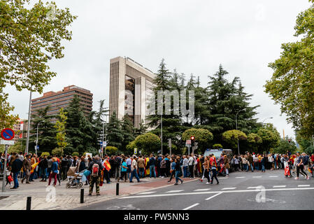 Madrid, Spanien - Oktober 12, 2018: Die Menschen während des Spanischen Nationalen Armee Parade. Mehrere Soldaten in der Armee Parade für Spaniens nationaler Tag. König Philipp VI., Königin Letizia und der spanische Premierminister Pedro Sanchez den Vorsitz über die Parade. Juan Jimenez/Alamy leben Nachrichten Stockfoto