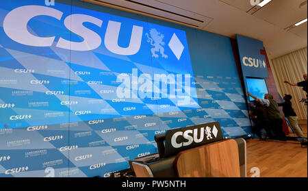 München, Bayern. 12 Okt, 2018. 12 Oktober 2018, Germany, München: Arbeitnehmer bilden den Hintergrund für die CSU-wahlkampfveranstaltung am 14. Oktober 2018. Credit: Peter Kneffel/dpa/Alamy leben Nachrichten Stockfoto