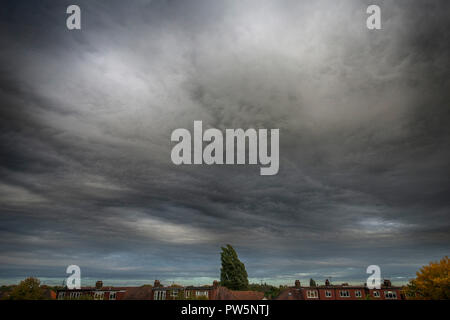 Wimbledon, London, UK. 12. Oktober, 2018. Wolken über London gesehen bildeten in außergewöhnliche wirbelnden Massen, wie sie in aus dem Süden gestreamt, durch starke Winde vom Sturm Callum durchgeführt. Credit: Malcolm Park/Alamy Leben Nachrichten. Stockfoto