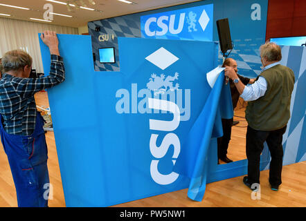 München, Bayern. 12 Okt, 2018. 12 Oktober 2018, Germany, München: Arbeitnehmer bilden den Hintergrund für die CSU-wahlkampfveranstaltung am 14. Oktober 2018. Credit: Peter Kneffel/dpa/Alamy leben Nachrichten Stockfoto