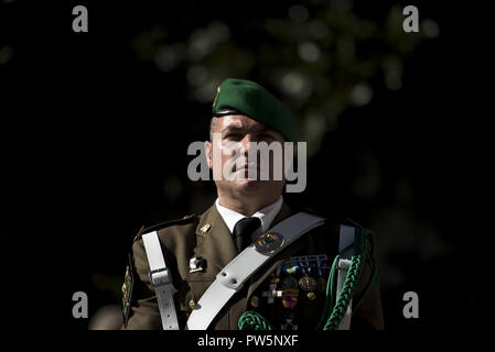 Granada, Spanien. 12 Okt, 2018. Mitglied der militärischen Kräfte in Granada (Spanien), bevor das Militär parade während der Nationalen Tag gesehen. In Spanien jeder 12. Oktober gefeiert wird, die Hispanic Tag, dieses Fest erinnert an die Ankunft von Christoph Kolumbus nach Amerika. Credit: Carlos Gil/SOPA Images/ZUMA Draht/Alamy leben Nachrichten Stockfoto