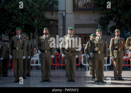 Mitglieder der Streitkräfte in Granada während der Nationalen Tag militärische Parade gesehen. In Spanien jeder 12. Oktober gefeiert wird, die Hispanic Tag, dieses Fest erinnert an die Ankunft von Christoph Kolumbus zu América. Stockfoto