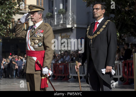 Granada, Spanien. 12 Okt, 2018. Der Bürgermeister von Paco Cuenca Granada (rechts) während der militärischen Gruß in den Nationalen Tag. In Spanien jeder 12. Oktober gefeiert wird, die Hispanic Tag, dieses Fest erinnert an die Ankunft von Christoph Kolumbus nach Amerika. Credit: Carlos Gil/SOPA Images/ZUMA Draht/Alamy leben Nachrichten Stockfoto