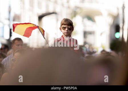 Granada, Spanien. 12 Okt, 2018. Ein Mädchen gesehen, eine spanische Flagge während des National Day Parade in Granada in Spanien jeder 12. Oktober gefeiert wird, die Hispanic Tag, dieses Fest erinnert an die Ankunft von Christoph Kolumbus zu América. Credit: Carlos Gil/SOPA Images/ZUMA Draht/Alamy leben Nachrichten Stockfoto