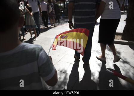 Granada, Spanien. 12 Okt, 2018. Ein Kind gesehen winkt ein spanischer Flagge nach dem National Day Parade in Granada. In Spanien jeder 12. Oktober gefeiert wird, die Hispanic Tag, dieses Fest erinnert an die Ankunft von Christoph Kolumbus zu América. Credit: Carlos Gil/SOPA Images/ZUMA Draht/Alamy leben Nachrichten Stockfoto