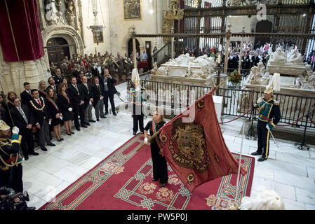 Granada, Spanien. 12 Okt, 2018. Eine Frau wellen Granada's Flagge während der Feier des nationalen Tag in der königlichen Kapelle in Spanien jeder 12. Oktober gefeiert wird, die Hispanic Tag, dieses Fest erinnert an die Ankunft von Christoph Kolumbus nach Amerika. Credit: Carlos Gil/SOPA Images/ZUMA Draht/Alamy leben Nachrichten Stockfoto