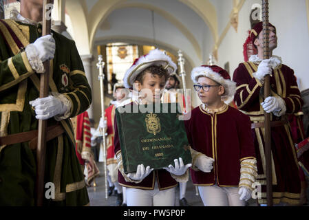 Granada, Spanien. 12 Okt, 2018. Ein Junge trägt eine städtische Verordnung buchen Sie beim Start des National Day Parade. In Spanien jeder 12. Oktober gefeiert wird, die Hispanic Tag, dieses Fest erinnert an die Ankunft von Christoph Kolumbus nach Amerika. Credit: Carlos Gil/SOPA Images/ZUMA Draht/Alamy leben Nachrichten Stockfoto