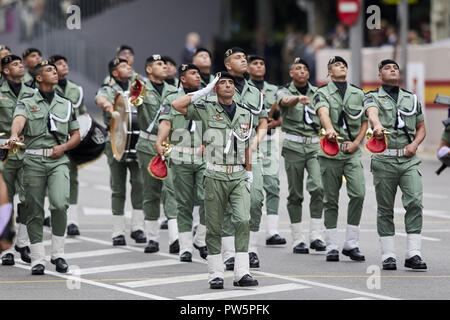 Madrid, Spanien. 12 Okt, 2018. Soldaten gesehen marschieren während des Spanischen Nationalen Tag Militärparade in Madrid. Die Spanische Königsfamilie nahmen an der jährlichen nationalen Tag militärische Parade in der Hauptstadt statt. Tausende von Soldaten hat Teil an der Parade. Credit: LEGAN S. Mace/SOPA Images/ZUMA Draht/Alamy leben Nachrichten Stockfoto