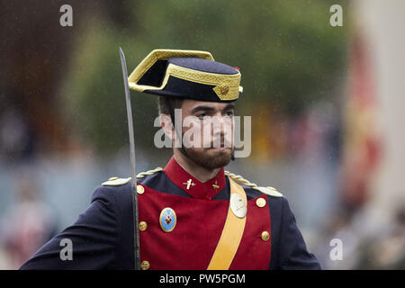 Madrid, Spanien. 12 Okt, 2018. Ein Soldat während des Spanischen Nationalen Tag Militärparade in Madrid, Spanien gesehen. Die Spanische Königsfamilie nahmen an der jährlichen nationalen Tag militärische Parade in der Hauptstadt statt. Tausende von Soldaten hat Teil an der Parade. Credit: LEGAN S. Mace/SOPA Images/ZUMA Draht/Alamy leben Nachrichten Stockfoto