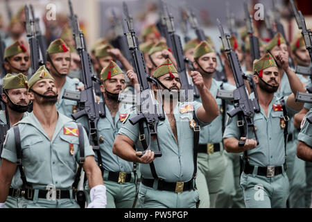 Madrid, Spanien. 12 Okt, 2018. Soldaten marschieren mit ihren Gewehren während des Spanischen Nationalen Tag Militärparade in Madrid gesehen. Die Spanische Königsfamilie nahmen an der jährlichen nationalen Tag militärische Parade in der Hauptstadt statt. Tausende von Soldaten hat Teil an der Parade. Credit: LEGAN S. Mace/SOPA Images/ZUMA Draht/Alamy leben Nachrichten Stockfoto