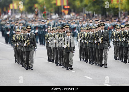 Madrid, Spanien. 12 Okt, 2018. Soldaten gesehen marschieren während des Spanischen Nationalen Tag Militärparade in Madrid. Die Spanische Königsfamilie nahmen an der jährlichen nationalen Tag militärische Parade in der Hauptstadt statt. Tausende von Soldaten hat Teil an der Parade. Credit: LEGAN S. Mace/SOPA Images/ZUMA Draht/Alamy leben Nachrichten Stockfoto