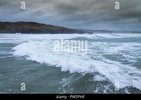 Rosscarbery, West Cork, Irland, 12. Oktober 2018. Riesige Meere angetrieben durch Sturm Callum noch zerschlug die West Cork Küste heute Obwohl der Sturm auf die Macht der Sturm zog, hat massive Wellen mit weißen Spitzen in Schaum Absturz in die Ufer peitschten. . Credit: aphperspective/Alamy leben Nachrichten Stockfoto