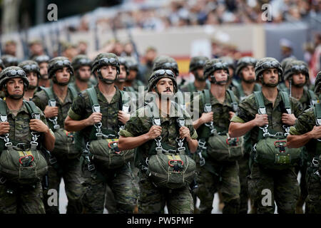 Soldaten gesehen marschieren während des Spanischen Nationalen Tag Militärparade in Madrid. Die spanische Königsfamilie nahmen an der jährlichen nationalen Tag militärische Parade in der Hauptstadt statt. Tausende von Soldaten hat Teil an der Parade. Stockfoto