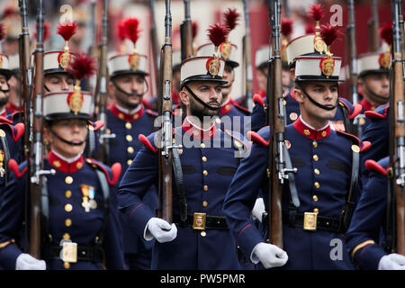 Soldaten gesehen marschieren während des Spanischen Nationalen Tag Militärparade in Madrid. Die spanische Königsfamilie nahmen an der jährlichen nationalen Tag militärische Parade in der Hauptstadt statt. Tausende von Soldaten hat Teil an der Parade. Stockfoto