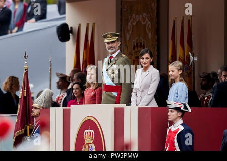 König Felipe VI. von Spanien, der Königin Letizia von Spanien, Prinzessin Leonor von Spanien und Prinzessin Sofia von Spanien kümmert sich um Spanischen Nationalen Tag Militärparade in Madrid. Die spanische Königsfamilie nahmen an der jährlichen nationalen Tag militärische Parade in der Hauptstadt statt. Tausende von Soldaten hat Teil an der Parade. Stockfoto