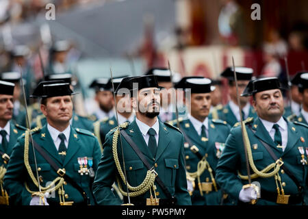 Soldaten gesehen marschieren während des Spanischen Nationalen Tag Militärparade in Madrid. Die spanische Königsfamilie nahmen an der jährlichen nationalen Tag militärische Parade in der Hauptstadt statt. Tausende von Soldaten hat Teil an der Parade. Stockfoto