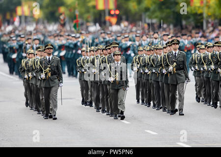 Soldaten gesehen marschieren während des Spanischen Nationalen Tag Militärparade in Madrid. Die spanische Königsfamilie nahmen an der jährlichen nationalen Tag militärische Parade in der Hauptstadt statt. Tausende von Soldaten hat Teil an der Parade. Stockfoto