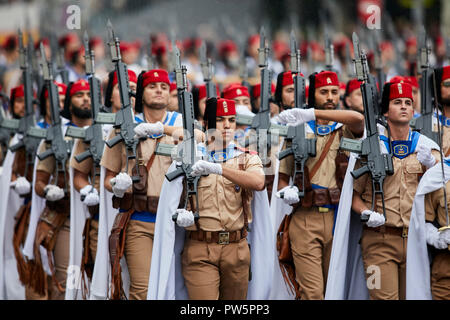 Soldaten marschieren mit ihren Gewehren während des Spanischen Nationalen Tag Militärparade in Madrid gesehen. Die spanische Königsfamilie nahmen an der jährlichen nationalen Tag militärische Parade in der Hauptstadt statt. Tausende von Soldaten hat Teil an der Parade. Stockfoto
