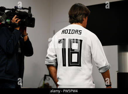 Amsterdam, Niederlande. 21 Apr, 2017. 12 Oktober 2018, Niederlande, Amsterdam: Bundestrainer Joachim Löw nimmt an der Pressekonferenz im Johan Cruyff Arena. Er trägt ein Sweatshirt mit Nummer 18 und Adidas aufgedruckt. Die Nationalmannschaft von Deutschland gegen die Niederlande in der Nations-League Spiel am nächsten Samstag. Credit: Ina Faßbender/dpa/Alamy leben Nachrichten Stockfoto