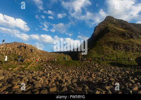 Giants Causeway, County Antrim, Nordirland, 12. Oktober, 2018. UK Wetter: hellen, sonnigen Nachmittag mit starken Böen nach starker Winde und grauen Himmel von Sturm Callum am Morgen. Touristen genießen Sie wunderbare helle Bedingungen oben Attraktion von Nordirland, mit Tausenden von Basalt sechseckige Säulen. Credit: Ian Proctor/Alamy leben Nachrichten Stockfoto