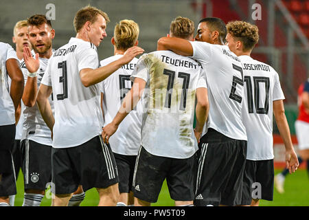 Ingolstadt, Bayern. 12 Okt, 2018. 01 April 2014, Deutschland, Ingolstadt: Fußball, U-21 Männer: EM-Qualifikation, Deutschland gegen Norwegen, Runde 1, Gruppe 5, 13. Spieltag bei Audi Sportpark. Das Team von Deutschland jubelt nach dem Tor zum 1:0 gegen Norwegen. Foto: Armin Weigel/dpa - WICHTIGER HINWEIS: DFB Vorschriften jede Verwendung von Fotografien als Bildsequenzen und/oder quasi-Video./dpa/Alamy Leben Nachrichten verbieten Stockfoto