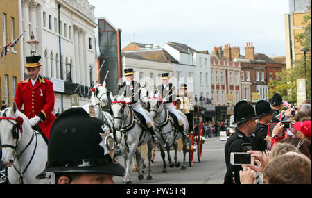 Windsor, Großbritannien. 12. Oktober, 2018. Prinzessin Eugenie & Jack Brooksbank Windsor, Großbritannien - 12/10/2018: Prinzessin Eugenie & Jack Brooksbank Hochzeitszug Parade durch die Straßen zurück Windsor Windsor Castle Eugenie winken in die Menge der Credit: Lorna Roberts/Alamy Live Nachrichten - Foto-, Lager, Foto, Bild, Bild drücken Sie Stockfoto