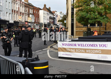 Windsor, Großbritannien. 12. Oktober 2018. Polizei auf Patrouille in Windsor vor der königlichen Hochzeit von Prinzessin Eugenie und Jack Brooksbank. Prinzessin Eugenie, 28, eine Tochter der Queen's drittes Kind Prinz Andrew und seine ex-Frau Sarah Ferguson, verheiratet Jack Brooksbank, eine 32-jährige Getränke Executive, in Windsor Castle, bevor Sie an einer kurzen Beförderung einer Prozession durch die Stadt Windsor. Dies ist der zweite königliche Hochzeit in Windsor 2018, Prinz Harry verheiratet Meghan Markle im Mai. Credit: Stephen Chung/Alamy leben Nachrichten Stockfoto