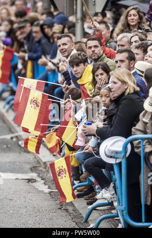 Madrid, Madrid, Spanien. 12 Okt, 2018. Öffentliche mit spanischen Flaggen in der Zeremonie der hispanischen Tag in Madrid. Credit: Celestino Arce Lavin/ZUMA Draht/Alamy leben Nachrichten Stockfoto