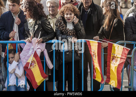 Madrid, Madrid, Spanien. 12 Okt, 2018. Öffentliche mit spanischen Flaggen in der Zeremonie der hispanischen Tag in Madrid. Credit: Celestino Arce Lavin/ZUMA Draht/Alamy leben Nachrichten Stockfoto