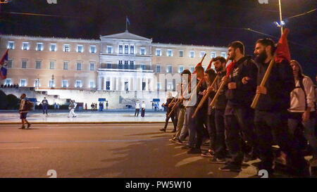 Athen, Griechenland. 12 Okt, 2018. Menschen, die Flags zum griechischen Parlament Gebäude marschieren während einer Kundgebung gegen einen drohenden Irak- Krieg in Athen. Rund hundert Demonstranten auf die Strasse von Athen aus Nationen, die carryout Konflikt rund um den Globus und eine friedliche Welt Nachfrage verurteilen. Credit: Ioannis Alexopoulos/SOPA Images/ZUMA Draht/Alamy leben Nachrichten Stockfoto