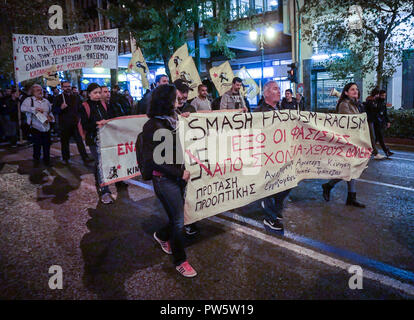 Athen, Griechenland. 12 Okt, 2018. Die Demonstranten tragen Banner während einer Kundgebung gegen einen drohenden Irak- Krieg in Athen. Rund hundert Demonstranten auf die Strasse von Athen aus Nationen, die carryout Konflikt rund um den Globus und eine friedliche Welt Nachfrage verurteilen. Credit: Ioannis Alexopoulos/SOPA Images/ZUMA Draht/Alamy leben Nachrichten Stockfoto