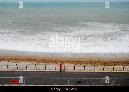 Chesil Beach, Dorset, Großbritannien. 12. Oktober 2018. Die Menschen genießen Sie die Spaziergänge durch die Wellen am Chesil Beach als Sturm Callum bläst in, was zu Überschwemmungen und Transport Probleme über Dorset Credit: stuart Hartmut Ost/Alamy leben Nachrichten Stockfoto