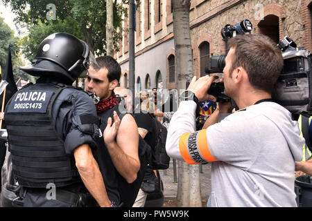 Barcelona, Barcelona, Spanien. 12 Okt, 2018. Eine antifaschistische Demonstrant beobachtet, als er auf die bereitschaftspolizei Offizier während des Protestes. Antifaschisten protestieren gegen die Spanishism in Barcelona während der Feier der Hispanic Tag. Credit: Ramon Costa/SOPA Images/ZUMA Draht/Alamy leben Nachrichten Stockfoto