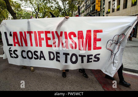 Barcelona, Katalonien, Spanien. 12 Okt, 2018. Die Demonstranten werden gesehen, halten ein Banner das Motto des Antifaschismus in jedermanns Sache während des Protestes geschrieben. Hunderte von Menschen in der Innenstadt von Barcelona, unter dem Motto "Antifaschismus, die jedermanns Sache war bewiesen haben. Credit: Paco Freire/SOPA Images/ZUMA Draht/Alamy leben Nachrichten Stockfoto