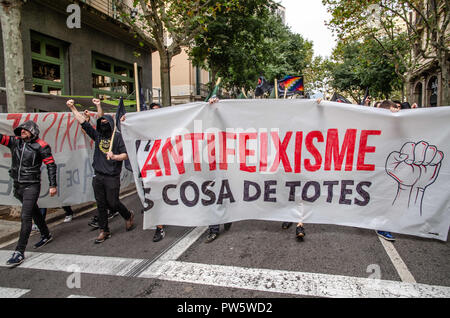 Barcelona, Katalonien, Spanien. 12 Okt, 2018. Die Demonstranten werden gesehen, halten ein Banner das Motto des Antifaschismus in jedermanns Sache während des Protestes geschrieben. Hunderte von Menschen in der Innenstadt von Barcelona, unter dem Motto "Antifaschismus, die jedermanns Sache war bewiesen haben. Credit: Paco Freire/SOPA Images/ZUMA Draht/Alamy leben Nachrichten Stockfoto