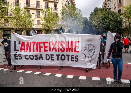 Barcelona, Katalonien, Spanien. 12 Okt, 2018. Die Demonstranten werden gesehen, halten ein Banner das Motto des Antifaschismus in jedermanns Sache während des Protestes geschrieben. Hunderte von Menschen in der Innenstadt von Barcelona, unter dem Motto "Antifaschismus, die jedermanns Sache war bewiesen haben. Credit: Paco Freire/SOPA Images/ZUMA Draht/Alamy leben Nachrichten Stockfoto