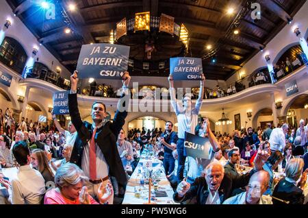 München, Bayern, Deutschland. 12 Okt, 2018. Fans der bayerischen CSU-Hold up Schildern mit der Aufschrift "Ja zu Bayern'' während die Reden von Horst Seehofer, Bundesminister des Innern, Markus Soeder, Bayerischer Ministerpräsident, und Sebastian Kurz, Bundeskanzler von Österreich. Die populistische Bundeskanzler von Österreich SEBASTIAN KURZ besuchte seinen Kollegen Horst Seehofer und Markus Soeder der bayerischen CSU im berühmten Loewenbraeukeller. Kurz ist nicht nur die OeVP Bundeskanzler von Österreich, sondern auch der Leiter der OSZE bis 18. Dezember. Da nahm er auf eine härtere populistische Position und eine vom r unterstützt. Stockfoto